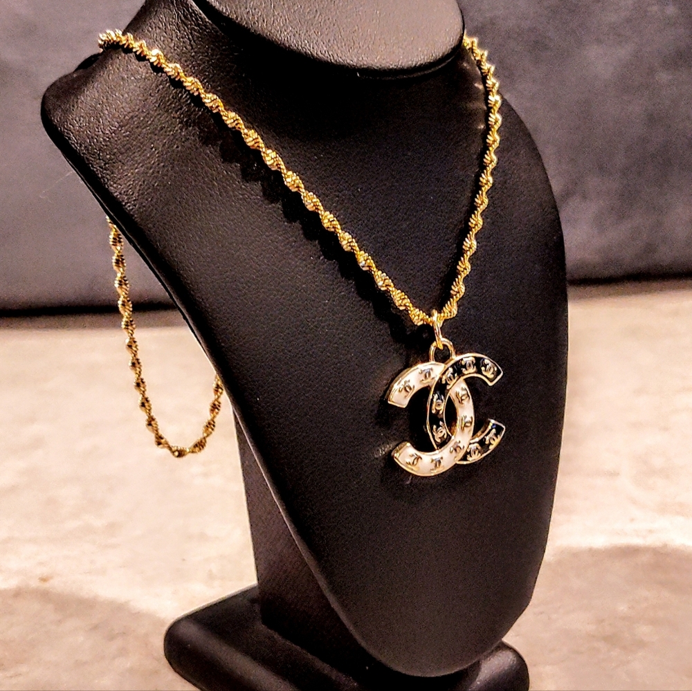 CHANEL CC 18K GOLD PLATED BLACK & WHITE CC LOGO PENDANT ON GOLD PLATED NECKLACE - Picture 6 of 13